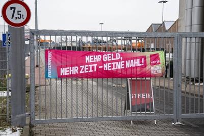 21 . 02 . 2025 , Berlin / Neuk?lln : Warnstreik BSR ( Berliner Stadtreinigung ) . Foto : Recyclinghof in der Gradestra?e-stock-foto