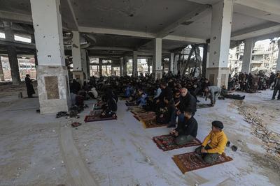 Palestinians gather at the Imam Al-Shafii Mosque, which was heavily damaged in the Israeli attacks-stock-foto
