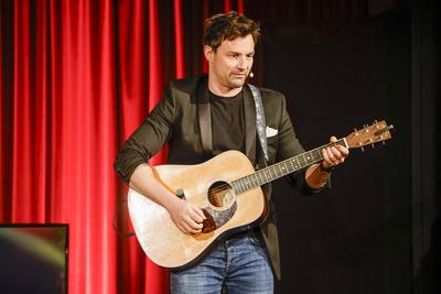 Lars Redlich (* 1981 in Berlin) ist ein deutscher Musicaldarsteller, Schauspieler und Komiker. Mit seinem Programm Ein b-stock-foto