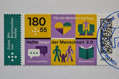 Wohlfahrtsmarken mit "Helferinnen und Helfern der Menschheit"-stock-photo