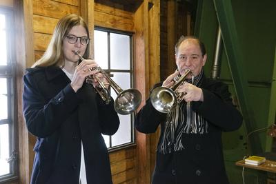 Der Langjaehrigen Tuermer Josef Thoene und die neue Michel Tuermerin Neele Fokken ist im Amt. Hamburg 21.022025 Mit ihrer Trompete verkuendet sie dem Hamburgern ab sofort Morgens und Abends wie sp?t es ist aus dem Turmfenster der Hauptkirche St. Michaelis, dem Hamburger Michel Sie ist die erste Frau die dieses Amt ausfuehrt. Neele Fokken wird es sich fortan mit unserem langjaehrigen Tuermer Josef Thoene teilen. Die 27-Jaehrige hat Trompete, Kulturmanagement und Grundschullehramt studiert und ist an der staatlichen Jugendmusikschule sowie an einer Hamburger Grundschule als Trompeten- und Musiklehrerin t?tig HH Deutschland *** The long-serving tower warden Josef Thoene and the new Michel tower warden Neele Fokken are in office Hamburg 21 0-stock-foto