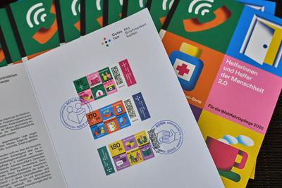 Wohlfahrtsmarken mit "Helferinnen und Helfern der Menschheit"-stock-photo