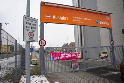 21 . 02 . 2025 , Berlin / Neuk?lln : Warnstreik BSR ( Berliner Stadtreinigung ) . Foto : Recyclinghof in der Gradestra?e-stock-foto
