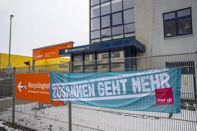 21 . 02 . 2025 , Berlin / Neuk?lln : Warnstreik BSR ( Berliner Stadtreinigung ) . Foto : Recyclinghof in der Gradestra?e-stock-foto