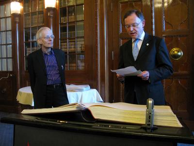 Timm Ulrichs, Stephan-Peter Weil, OB Hannover, anl?sslich Ulrichs 70. Geburtstag und seines Eintrags in das Goldene Buch-stock-foto