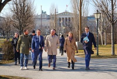 22. Februar 2025, Wien, ?sterreich, Europa Christian Stocker, Andreas Babler, Beate Meinl-Reisinger, Volksgarten, Pr?sid-stock-foto