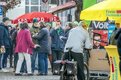 Letzter Tag Wahlkampf: Toni Hofreiter am Wahlkampfstand der GR?NEN, umgeben von den St?nden der anderen Parteien wie SPD und FDP, Neubiberg bei M?nchen, 22. Februar 2025-stock-foto