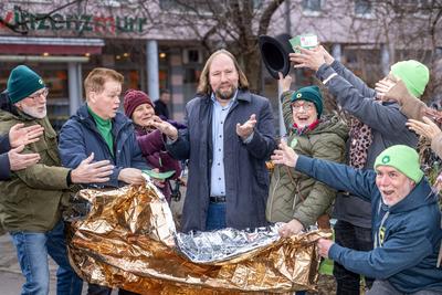 Letzter Tag Wahlkampf: Toni Hofreiter am Wahlkampfstand der GR?NEN, wird von seinen Parteikollegen im Stil von Siegfried and Joy begr??t, Neubiberg bei M?nchen, 22. Februar 2025-stock-foto