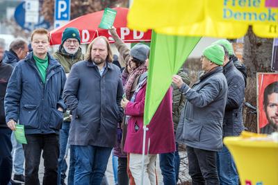 Letzter Tag Wahlkampf: Toni Hofreiter am Wahlkampfstand der GR?NEN, umgeben von den St?nden der anderen Parteien wie SPD und FDP, Neubiberg bei M?nchen, 22. Februar 2025-stock-foto