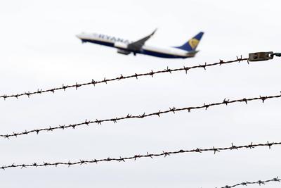 Flugzeug am Flughafen K?ln Bonn-stock-foto