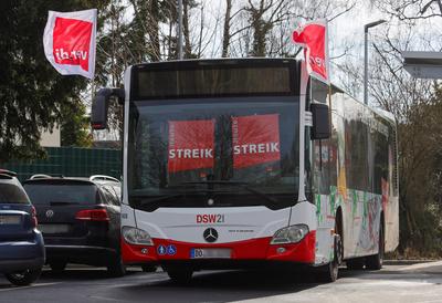 21.02.2025,Deutschland, NRW,Warnstreiks, ?PNV, Busse und Bahnen,Verdi Fahnen und Streik-Schilder an einem Bus vor einem bestreikten Bus-Depot in Dortmund, Warnstreik,-stock-foto