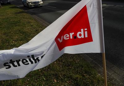 21.02.2025,Deutschland, NRW,Warnstreiks, ?PNV, Busse und Bahnen,Verdi Streik-Fahne vor einem bestreikten Bus-Depot in Dortmund, Warnstreik,-stock-foto