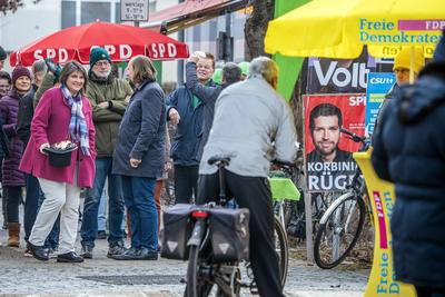Letzter Tag Wahlkampf: Toni Hofreiter am Wahlkampfstand der GR?NEN, umgeben von den St?nden der anderen Parteien wie SPD und FDP, Neubiberg bei M?nchen, 22. Februar 2025-stock-foto