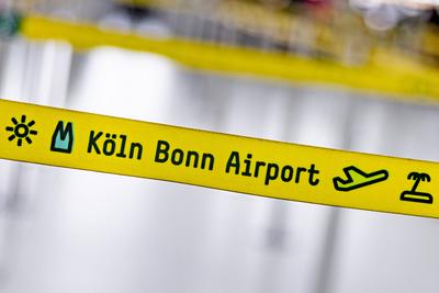 Weltweite IT Panne. Auswirkungen f?r den Flughafen K?ln Bonn 19.07.2024. Symbolbild. Ein Absperrband mit der Aufschrift-stock-foto