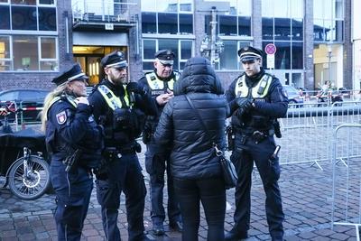 Festnahme einer Randaliererin bei der Wahlkampfveranstaltung der Gruenen in der Hamburger Fischauktionshalle 21.02.2025 Die Polizei muss die Frau mit mehreren Beamten durchsuchen und festnehmen Die Frau hatte versucht die Rede von Annalena Baerbock durch Protestschreie zu st?ren. Ordner bringen die Frau aus der Fischauktionshalle und ?bergeben sie der Polizei HH Deutschland *** Arrest of a rioter at the Greens election campaign event in Hamburgs fish auction hall 21 02 2025 The police have to search and arrest the woman with several officers The woman had tried to disrupt Annalena Baerbocks speech by shouting in protest Stewards take the woman out of the fish auction hall and hand her over to the police HH Germany-stock-foto