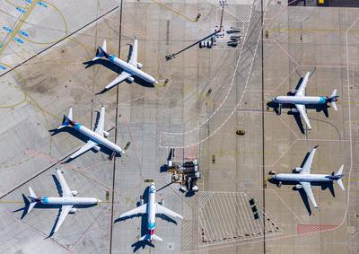 Luftbild, Flughafen D?sseldorf Airport, Abfertigungshalle, Flugzeuge in Ruhestellung, D?sseldorf, Rheinland, Nordrhein--stock-foto
