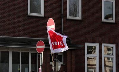 21.02.2025,Deutschland, NRW,Warnstreiks, ?PNV, Busse und Bahnen,Verdi Fahne an einem Einbahnstra?enschild vor einem bestreikten Bus-Depot in Dortmund, Warnstreik, Einbahnstrasse,-stock-photo