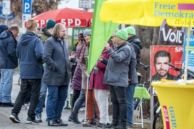 Letzter Tag Wahlkampf: Toni Hofreiter am Wahlkampfstand der GR?NEN, umgeben von den St?nden der anderen Parteien wie SPD und FDP, Neubiberg bei M?nchen, 22. Februar 2025-stock-foto