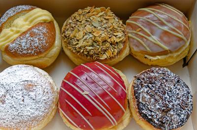 Traditionelles Geb?ck zu Karneval: Sechs verschiedene Berliner, Krapfen *** Traditional Biscuits to Carnival six Miscell-stock-foto