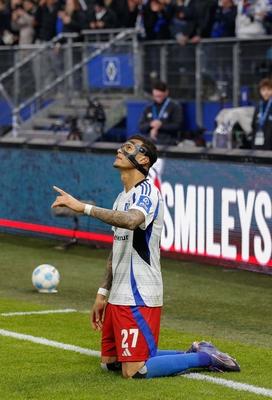 Torjubel 2:0 durch ein Tor von Davie Selke ( HSV ) der betet schickt Gruss nach oben in den Himmel Deutschland , Hamburg-stock-foto