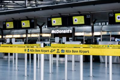 Leere Warteschlangen im Terminal 2 - Flugstreik am Flughafen K?ln Bonn Airport. Der Gewerkschaft Ver.di Streik des Siche-stock-foto