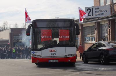 21.02.2025,Deutschland, NRW,Warnstreiks, ?PNV, Busse und Bahnen,Verdi Fahnen und Streik-Schilder an einem Bus vor einem bestreikten Bus-Depot in Dortmund, Warnstreik,-stock-foto