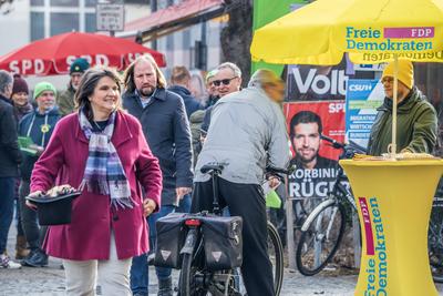 Letzter Tag Wahlkampf: Toni Hofreiter kommt am Ende seines Auftritts bei den GR?NEN an den St?nden der anderen Parteien wie SPD und FDP vorbei, Neubiberg bei M?nchen, 22. Februar 2025-stock-foto