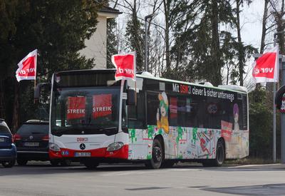 21.02.2025,Deutschland, NRW,Warnstreiks, ?PNV, Busse und Bahnen,Verdi Fahnen und Streik-Schilder an einem Bus vor einem bestreikten Bus-Depot in Dortmund, Warnstreik,-stock-foto