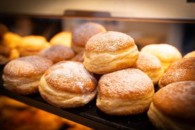 Deutschland 31. Januar 2024: In einem B?ckerladen eines Handwerksb?ckers liegen frisch gebackene Berliner, Krapfen f?r d-stock-foto