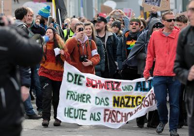 In Einsiedeln, dem Schweizer Wohnort der deutschen Kanzlerkandidatin der Alternative f?r Deutschland (AfD), fand am 22. Februar 2025 eine Demonstration gegen die AfD und Weidel statt.-stock-foto