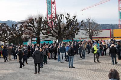 Versammlung im Paracelsuspark. In Einsiedeln, dem Schweizer Wohnort der deutschen Kanzlerkandidatin der Alternative f?r Deutschland (AfD), fand am 22. Februar 2025 eine Demonstration gegen die AfD und Weidel statt.-stock-foto