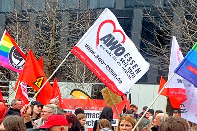 Demonstration gegen Rechts Am Vortag der Bundestagswahl 2025 versammelten sich zahllose Leute unterschiedlicher Organisa-stock-foto