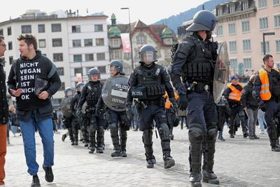 Die Polizei sichert den Demonstrationszug und h?lt linke und rechte Symphatisanten auseinander. In Einsiedeln, dem Schweizer Wohnort der deutschen Kanzlerkandidatin der Alternative f?r Deutschland (AfD), fand am 22. Februar 2025 eine Demonstration gegen die AfD und Weidel statt.-stock-foto