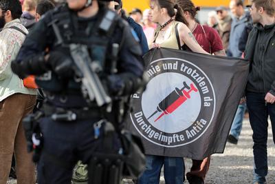 In Einsiedeln, dem Schweizer Wohnort der deutschen Kanzlerkandidatin der Alternative f?r Deutschland (AfD), fand am 22. Februar 2025 eine Demonstration gegen die AfD und Weidel statt.-stock-foto