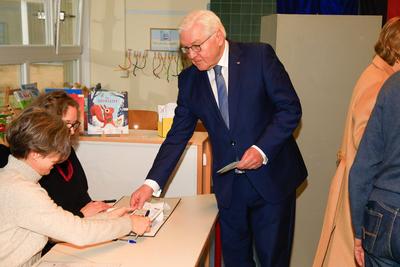 Bundestagswahl 2025 - Stimmabgabe des Bundespr?sidenten bei der Bundestagswahl-stock-foto