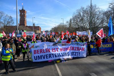 "Berlin ist unk?rzbar - Umverteilung jetzt", Demo gegen die K?rzungspolitik, Berlin, 22.02.2025-stock-foto