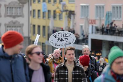 In Einsiedeln, dem Schweizer Wohnort der deutschen Kanzlerkandidatin der Alternative f?r Deutschland (AfD), fand am 22. Februar 2025 eine Demonstration gegen die AfD und Weidel statt.-stock-foto