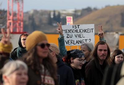 In Einsiedeln, dem Schweizer Wohnort der deutschen Kanzlerkandidatin der Alternative f?r Deutschland (AfD), fand am 22. Februar 2025 eine Demonstration gegen die AfD und Weidel statt.-stock-foto