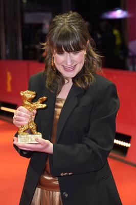 Hege Hauff Hvattum mit dem Goldenen B?r f?r den besten Film Drommer / Dreams (Sex Love) beim Photocall mit den Preistr?g-stock-foto