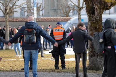 In Einsiedeln, dem Schweizer Wohnort der deutschen Kanzlerkandidatin der Alternative f?r Deutschland (AfD), fand am 22. Februar 2025 eine Demonstration gegen die AfD und Weidel statt.-stock-foto
