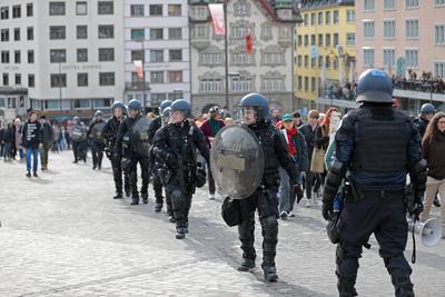 Die Schweizer Polizei sichert die bewilligte Demonstration gegen Alice Weidel. In Einsiedeln, dem Schweizer Wohnort der deutschen Kanzlerkandidatin der Alternative f?r Deutschland (AfD), fand am 22. Februar 2025 eine Demonstration gegen die AfD und Weidel statt.-stock-foto