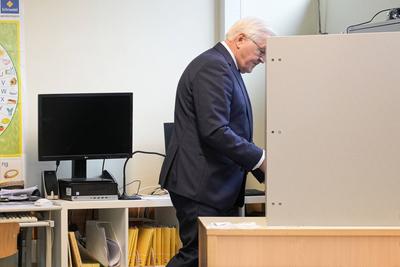 Bundestagswahl 2025, Stimmabgabe Bundespraesident Steinmeier-stock-foto