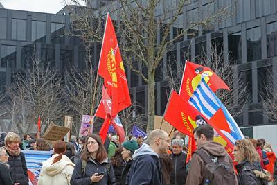 Demonstration gegen Rechts Am Vortag der Bundestagswahl 2025 versammelten sich zahllose Leute unterschiedlicher Organisa-stock-foto