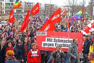 Demonstration gegen Rechts Am Vortag der Bundestagswahl 2025 versammelten sich zahllose Leute unterschiedlicher Organisa-stock-foto