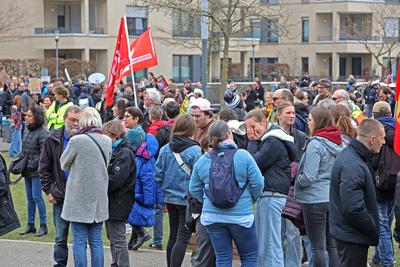 Demonstration gegen Rechts Am Vortag der Bundestagswahl 2025 versammelten sich zahllose Leute unterschiedlicher Organisa-stock-foto