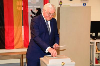 Bundestagswahl 2025 - Stimmabgabe des Bundespr?sidenten bei der Bundestagswahl-stock-foto