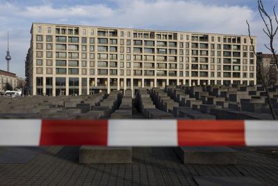 Absperrungen am Denkmal f?r die ermordeten Juden Europas, Berlin, 22.02.2025-stock-foto