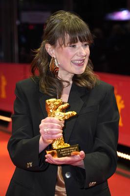 Hege Hauff Hvattum mit dem Goldenen B?r f?r den besten Film Drommer / Dreams (Sex Love) beim Photocall mit den Preistr?g-stock-foto