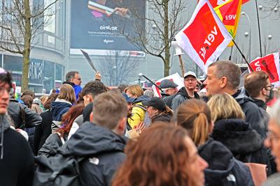 Demonstration gegen Rechts Am Vortag der Bundestagswahl 2025 versammelten sich zahllose Leute unterschiedlicher Organisa-stock-foto