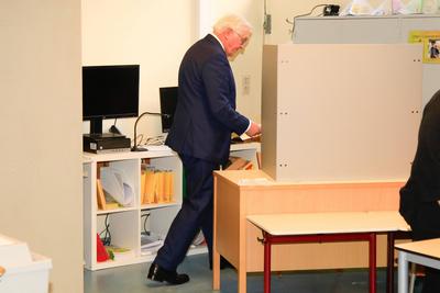 Bundestagswahl 2025 - Stimmabgabe des Bundespr?sidenten bei der Bundestagswahl-stock-foto